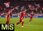 22.10.2025,  Fussball UEFA Championsleague 2025/2026: Vorrunde 3.Spieltag, FC Bayern Mnchen - Club Brgge, in der Allianz-Arena Mnchen. Torjubel Lennart Karl (re, FC Bayern Mnchen) li: Luis Diaz (FC Bayern Mnchen) 