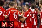 22.10.2025,  Fussball UEFA Championsleague 2025/2026: Vorrunde 3.Spieltag, FC Bayern Mnchen - Club Brgge, in der Allianz-Arena Mnchen. Torjubel Lennart Karl (mitte,FC Bayern Mnchen) zu seinem ersten Treffer in der Championsleague mit 17 Jahren der Jngste Torschtze, zum 1:0.