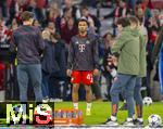 22.10.2025,  Fussball UEFA Championsleague 2025/2026: Vorrunde 3.Spieltag, FC Bayern Mnchen - Club Brgge, in der Allianz-Arena Mnchen. mitte: Vincent Manuba (FC Bayern) beim Aufwrmen.