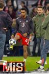 22.10.2025,  Fussball UEFA Championsleague 2025/2026: Vorrunde 3.Spieltag, FC Bayern Mnchen - Club Brgge, in der Allianz-Arena Mnchen. mitte: Vincent Manuba (FC Bayern) beim Aufwrmen.
