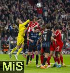 22.10.2025,  Fussball UEFA Championsleague 2025/2026: Vorrunde 3.Spieltag, FC Bayern Mnchen - Club Brgge, in der Allianz-Arena Mnchen. v.li: Torwart Nordin Jackers (Club Brgge) gegen Harry Kane (FC Bayern Mnchen) 