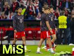 22.10.2025,  Fussball UEFA Championsleague 2025/2026: Vorrunde 3.Spieltag, FC Bayern Mnchen - Club Brgge, in der Allianz-Arena Mnchen. li: Vincent Manuba (FC Bayern) beim Aufwrmen.