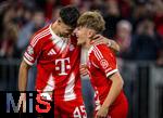 22.10.2025,  Fussball UEFA Championsleague 2025/2026: Vorrunde 3.Spieltag, FC Bayern Mnchen - Club Brgge, in der Allianz-Arena Mnchen. Lennart Karl (re, FC Bayern Mnchen) Torjubel mit Aleksandar Pavlovic (Bayern Mnchen)  