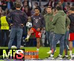 22.10.2025,  Fussball UEFA Championsleague 2025/2026: Vorrunde 3.Spieltag, FC Bayern Mnchen - Club Brgge, in der Allianz-Arena Mnchen. mitte: Vincent Manuba (FC Bayern) beim Aufwrmen.