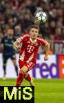 22.10.2025,  Fussball UEFA Championsleague 2025/2026: Vorrunde 3.Spieltag, FC Bayern Mnchen - Club Brgge, in der Allianz-Arena Mnchen. Lennart Karl (FC Bayern Mnchen) am Ball 