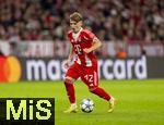 22.10.2025,  Fussball UEFA Championsleague 2025/2026: Vorrunde 3.Spieltag, FC Bayern Mnchen - Club Brgge, in der Allianz-Arena Mnchen. Lennart Karl (FC Bayern Mnchen) am Ball 