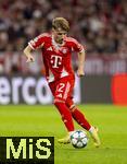 22.10.2025,  Fussball UEFA Championsleague 2025/2026: Vorrunde 3.Spieltag, FC Bayern Mnchen - Club Brgge, in der Allianz-Arena Mnchen. Lennart Karl (FC Bayern Mnchen) am Ball 