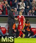 22.10.2025,  Fussball UEFA Championsleague 2025/2026: Vorrunde 3.Spieltag, FC Bayern Mnchen - Club Brgge, in der Allianz-Arena Mnchen. Auswechslung nach seinem ersten Championsleague Spiel des 17-Jhrige Lennart Karl (FC Bayern Mnchen) von Trainer Vincent Kompany (li, FC Bayern Mnchen)