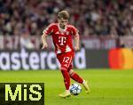 22.10.2025,  Fussball UEFA Championsleague 2025/2026: Vorrunde 3.Spieltag, FC Bayern Mnchen - Club Brgge, in der Allianz-Arena Mnchen. Lennart Karl (FC Bayern Mnchen) am Ball 