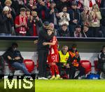 22.10.2025,  Fussball UEFA Championsleague 2025/2026: Vorrunde 3.Spieltag, FC Bayern Mnchen - Club Brgge, in der Allianz-Arena Mnchen. Nach seinem ersten Championsleague Spiel wird der 17-Jhrige Lennart Karl (FC Bayern Mnchen) von Trainer Vincent Kompany (li, FC Bayern Mnchen) bei seiner Auswechslung in den Arm genommen.