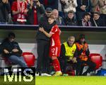 22.10.2025,  Fussball UEFA Championsleague 2025/2026: Vorrunde 3.Spieltag, FC Bayern Mnchen - Club Brgge, in der Allianz-Arena Mnchen. Nach seinem ersten Championsleague Spiel wird der 17-Jhrige Lennart Karl (FC Bayern Mnchen) von Trainer Vincent Kompany (li, FC Bayern Mnchen) bei seiner Auswechslung in den Arm genommen.
