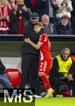 22.10.2025,  Fussball UEFA Championsleague 2025/2026: Vorrunde 3.Spieltag, FC Bayern Mnchen - Club Brgge, in der Allianz-Arena Mnchen. Nach seinem ersten Championsleague Spiel wird der 17-Jhrige Lennart Karl (FC Bayern Mnchen) von Trainer Vincent Kompany (li, FC Bayern Mnchen) bei seiner Auswechslung in den Arm genommen.