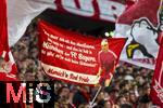 22.10.2025,  Fussball UEFA Championsleague 2025/2026: Vorrunde 3.Spieltag, FC Bayern Mnchen - Club Brgge, in der Allianz-Arena Mnchen. Bayernfans schwenken ihre Fahnen.