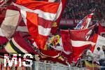 22.10.2025,  Fussball UEFA Championsleague 2025/2026: Vorrunde 3.Spieltag, FC Bayern Mnchen - Club Brgge, in der Allianz-Arena Mnchen. Bayernfans schwenken ihre Fahnen.