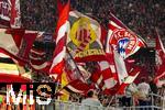 22.10.2025,  Fussball UEFA Championsleague 2025/2026: Vorrunde 3.Spieltag, FC Bayern Mnchen - Club Brgge, in der Allianz-Arena Mnchen. Bayernfans schwenken ihre Fahnen.