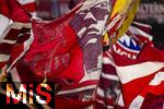 22.10.2025,  Fussball UEFA Championsleague 2025/2026: Vorrunde 3.Spieltag, FC Bayern Mnchen - Club Brgge, in der Allianz-Arena Mnchen. Bayernfans schwenken ihre Fahnen.