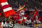 22.10.2025,  Fussball UEFA Championsleague 2025/2026: Vorrunde 3.Spieltag, FC Bayern Mnchen - Club Brgge, in der Allianz-Arena Mnchen. Bayernfans schwenken ihre Fahnen.