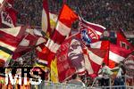 22.10.2025,  Fussball UEFA Championsleague 2025/2026: Vorrunde 3.Spieltag, FC Bayern Mnchen - Club Brgge, in der Allianz-Arena Mnchen. Bayernfans schwenken ihre Fahnen.