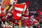 22.10.2025,  Fussball UEFA Championsleague 2025/2026: Vorrunde 3.Spieltag, FC Bayern Mnchen - Club Brgge, in der Allianz-Arena Mnchen. Bayernfans schwenken ihre Fahnen.