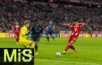 22.10.2025,  Fussball UEFA Championsleague 2025/2026: Vorrunde 3.Spieltag, FC Bayern Mnchen - Club Brgge, in der Allianz-Arena Mnchen. re: Luis Diaz (FC Bayern Mnchen) am Ball gegen Torwart Nordin Jackers (Club Brgge).