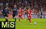 22.10.2025,  Fussball UEFA Championsleague 2025/2026: Vorrunde 3.Spieltag, FC Bayern Mnchen - Club Brgge, in der Allianz-Arena Mnchen. re: Lennart Karl (FC Bayern Mnchen) lsst seine Gegner stehen 