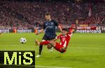 22.10.2025,  Fussball UEFA Championsleague 2025/2026: Vorrunde 3.Spieltag, FC Bayern Mnchen - Club Brgge, in der Allianz-Arena Mnchen. Brandon Mechele (Club Brgge) gegen Luis Diaz (re, FC Bayern Mnchen)