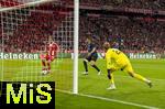 22.10.2025,  Fussball UEFA Championsleague 2025/2026: Vorrunde 3.Spieltag, FC Bayern Mnchen - Club Brgge, in der Allianz-Arena Mnchen. Torschuss Harry Kane (FC Bayern Mnchen) zum 2:0, Torwart Nordin Jackers (Club Brgge) hat keine Chance.