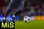 22.10.2025,  Fussball UEFA Championsleague 2025/2026: Vorrunde 3.Spieltag, FC Bayern Mnchen - Club Brgge, in der Allianz-Arena Mnchen. Der Spielball FINALE von Adidas wird beim Aufwrmen getreten