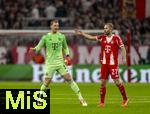 22.10.2025,  Fussball UEFA Championsleague 2025/2026: Vorrunde 3.Spieltag, FC Bayern Mnchen - Club Brgge, in der Allianz-Arena Mnchen. v.li: Torwart Manuel Neuer (FC Bayern Mnchen) und Konrad Laimer (FC Bayern Mnchen) 