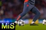 22.10.2025,  Fussball UEFA Championsleague 2025/2026: Vorrunde 3.Spieltag, FC Bayern Mnchen - Club Brgge, in der Allianz-Arena Mnchen. Der Spielball FINALE von Adidas wird beim Aufwrmen getreten