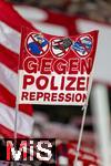 22.10.2025,  Fussball UEFA Championsleague 2025/2026: Vorrunde 3.Spieltag, FC Bayern Mnchen - Club Brgge, in der Allianz-Arena Mnchen. Bayernfans schwenken Doppelhalter: Gegen Polizei-Repression 