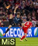 22.10.2025,  Fussball UEFA Championsleague 2025/2026: Vorrunde 3.Spieltag, FC Bayern Mnchen - Club Brgge, in der Allianz-Arena Mnchen. v.li: Bjrn Meijer (Club Brgge) gegen Joshua Kimmich (FC Bayern Mnchen) 