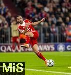 22.10.2025,  Fussball UEFA Championsleague 2025/2026: Vorrunde 3.Spieltag, FC Bayern Mnchen - Club Brgge, in der Allianz-Arena Mnchen. Raphael Guerreiro (FC Bayern Mnchen) am Ball 