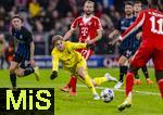 22.10.2025,  Fussball UEFA Championsleague 2025/2026: Vorrunde 3.Spieltag, FC Bayern Mnchen - Club Brgge, in der Allianz-Arena Mnchen. Torwart Nordin Jackers (Club Brgge) legt sich in den Ball von Nicolas Jackson (FC Bayern Mnchen) 