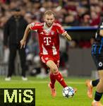 22.10.2025,  Fussball UEFA Championsleague 2025/2026: Vorrunde 3.Spieltag, FC Bayern Mnchen - Club Brgge, in der Allianz-Arena Mnchen. Konrad Laimer (FC Bayern Mnchen) am Ball 