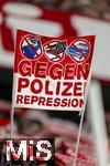 22.10.2025,  Fussball UEFA Championsleague 2025/2026: Vorrunde 3.Spieltag, FC Bayern Mnchen - Club Brgge, in der Allianz-Arena Mnchen. Bayernfans schwenken Doppelhalter: Gegen Polizei-Repression 