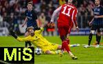 22.10.2025,  Fussball UEFA Championsleague 2025/2026: Vorrunde 3.Spieltag, FC Bayern Mnchen - Club Brgge, in der Allianz-Arena Mnchen. Torwart Nordin Jackers (Club Brgge) legt sich in den Ball von Nicolas Jackson (FC Bayern Mnchen) 
