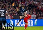 22.10.2025,  Fussball UEFA Championsleague 2025/2026: Vorrunde 3.Spieltag, FC Bayern Mnchen - Club Brgge, in der Allianz-Arena Mnchen. v.li: Bjrn Meijer (Club Brgge) gegen Joshua Kimmich (FC Bayern Mnchen) 