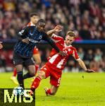 22.10.2025,  Fussball UEFA Championsleague 2025/2026: Vorrunde 3.Spieltag, FC Bayern Mnchen - Club Brgge, in der Allianz-Arena Mnchen. v.li: Mamadou Diakhon (Club Brgge) gegen Joshua Kimmich (FC Bayern Mnchen) 