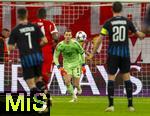22.10.2025,  Fussball UEFA Championsleague 2025/2026: Vorrunde 3.Spieltag, FC Bayern Mnchen - Club Brgge, in der Allianz-Arena Mnchen. Torwart Manuel Neuer (FC Bayern Mnchen) geht dem Ball aus seinem Strafraum entgegen 
