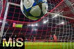 22.10.2025,  Fussball UEFA Championsleague 2025/2026: Vorrunde 3.Spieltag, FC Bayern Mnchen - Club Brgge, in der Allianz-Arena Mnchen. der Ball zappelt vor dem Netz, 