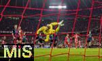 22.10.2025,  Fussball UEFA Championsleague 2025/2026: Vorrunde 3.Spieltag, FC Bayern Mnchen - Club Brgge, in der Allianz-Arena Mnchen. Torschuss zum 1:0 von Lennart Karl (hinten 2.v.re, FC Bayern Muenchen), Torwart Nordin Jackers (Club Bruegge) fliegt vergeblich.