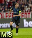 22.10.2025,  Fussball UEFA Championsleague 2025/2026: Vorrunde 3.Spieltag, FC Bayern Mnchen - Club Brgge, in der Allianz-Arena Mnchen. Hans Vanaken (Club Brgge) am Ball 