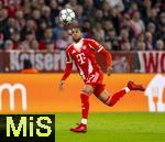 22.10.2025,  Fussball UEFA Championsleague 2025/2026: Vorrunde 3.Spieltag, FC Bayern Mnchen - Club Brgge, in der Allianz-Arena Mnchen. Michael Olise (FC Bayern Mnchen) am Ball 