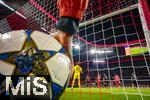 22.10.2025,  Fussball UEFA Championsleague 2025/2026: Vorrunde 3.Spieltag, FC Bayern Mnchen - Club Brgge, in der Allianz-Arena Mnchen. Balljunge greift sich den Ball hinterm Tor.