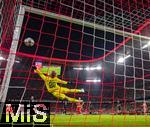 22.10.2025,  Fussball UEFA Championsleague 2025/2026: Vorrunde 3.Spieltag, FC Bayern Mnchen - Club Brgge, in der Allianz-Arena Mnchen. Torwart Nordin Jackers (Club Brgge) fliegt zum Ball