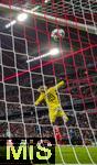 22.10.2025,  Fussball UEFA Championsleague 2025/2026: Vorrunde 3.Spieltag, FC Bayern Mnchen - Club Brgge, in der Allianz-Arena Mnchen. Torschuss vom Luis Diaz (u, FC Bayern Mnchen) zum 3:0 gegen Torwart Nordin Jackers (Club Brgge).
