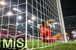 28.10.2025, Fussball DFB-Pokal 2025/2026, 2.Runde, FC Augsburg - VfL Bochum, in der WWK-Arena Augsburg. Torwart Timo Horn (VfL Bochum) kratzte den Ball von der Torlinie, kein Tor für Augsburg.