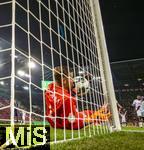 28.10.2025, Fussball DFB-Pokal 2025/2026, 2.Runde, FC Augsburg - VfL Bochum, in der WWK-Arena Augsburg. Torwart Timo Horn (VfL Bochum) kratzte den Ball von der Torlinie, kein Tor für Augsburg.