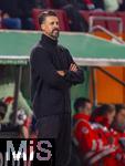 28.10.2025, Fussball DFB-Pokal 2025/2026, 2.Runde, FC Augsburg - VfL Bochum, in der WWK-Arena Augsburg. Trainer Sandro Wagner (FC Augsburg) nachdenklich an der Seitenlinie.